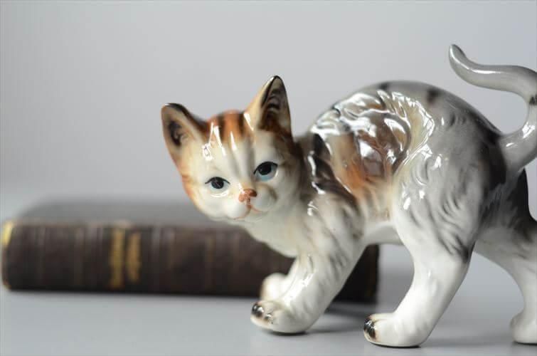 フランス製ヴィンテージ白磁器猫フィギュア可憐な佇まい