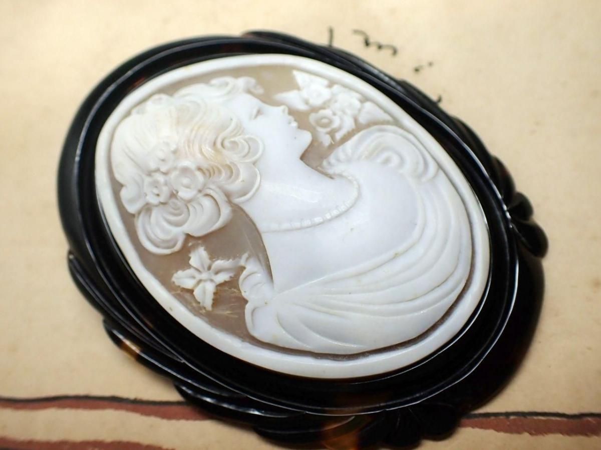 本べっ甲とシェルカメオの大きな手彫りブローチ兼ペンダント