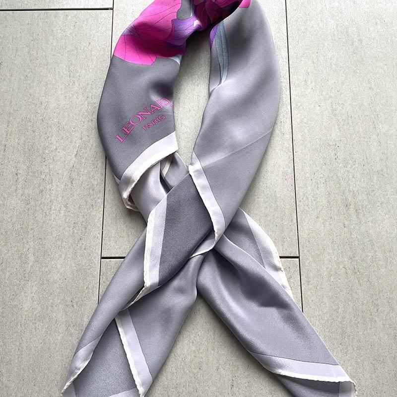 LEONARD シルクスカーフ｜蘭ピンク×グレーで上品なスタイリング