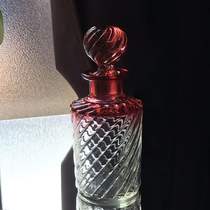 アンティークバカラ香水瓶 赤色グラデーションの優雅な特大サイズ