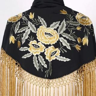 フラメンコ用マントンや、シージョはMariQuitaで。