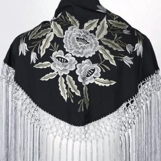 フラメンコ用マントンや、シージョはMariQuitaで。