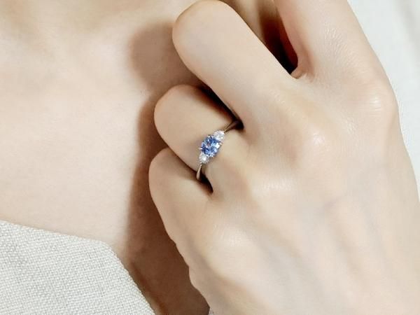 ベニトアイト H&Cダイヤモンドリング BI 0.54ct D 0.20ct Pt900 日独