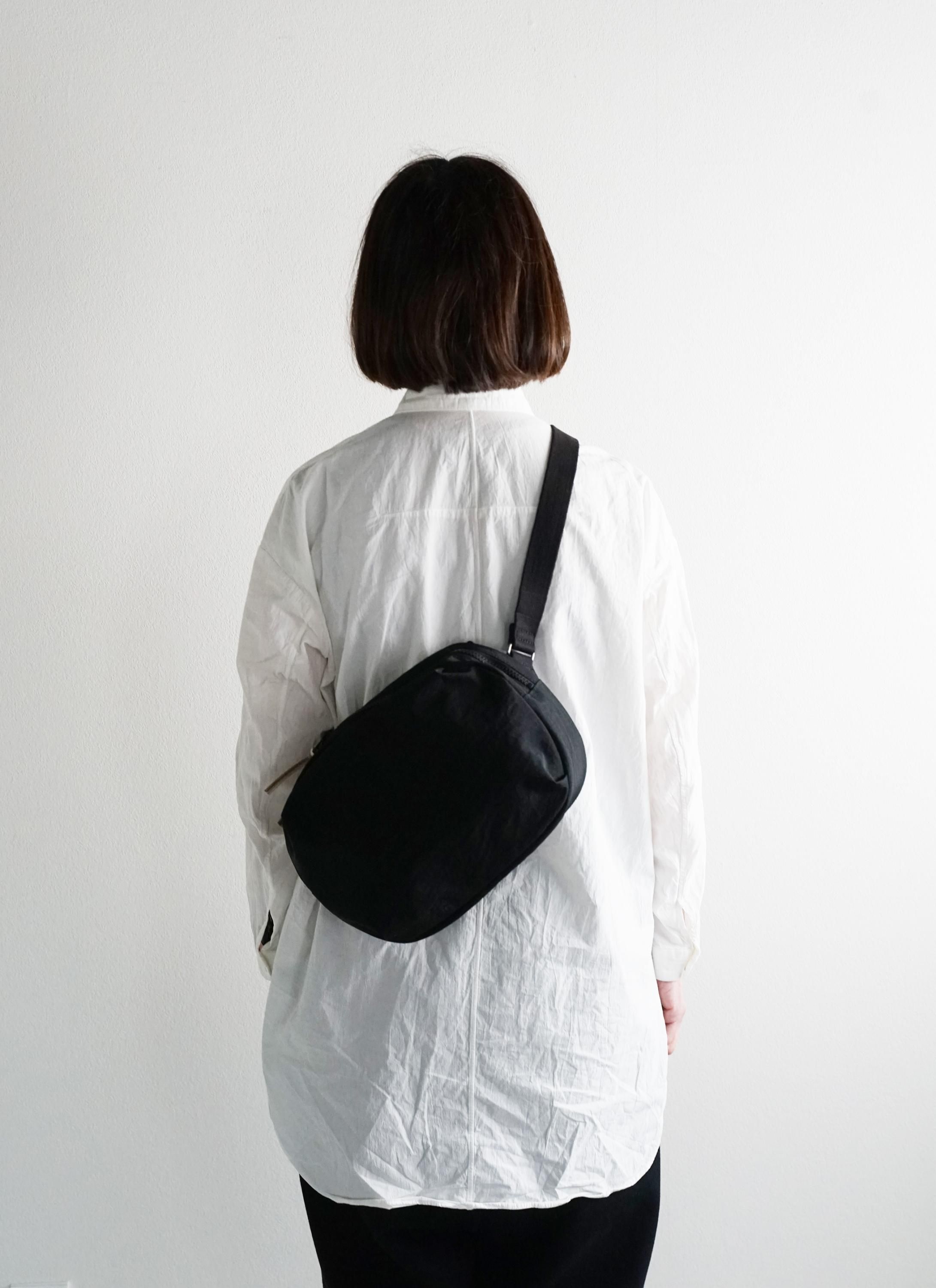 NIZYU KANO / にじゅうかのう FUKUI SIWAナイロンボディバッグ M