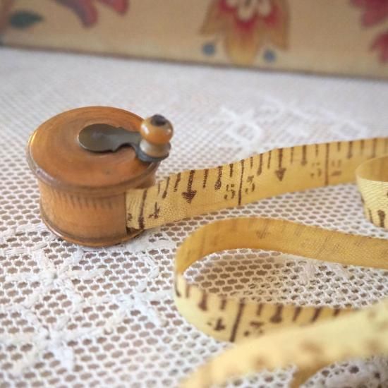 アンティーク 巻き尺 | イギリスアンティーク 柘植（ツゲ）の裁縫用