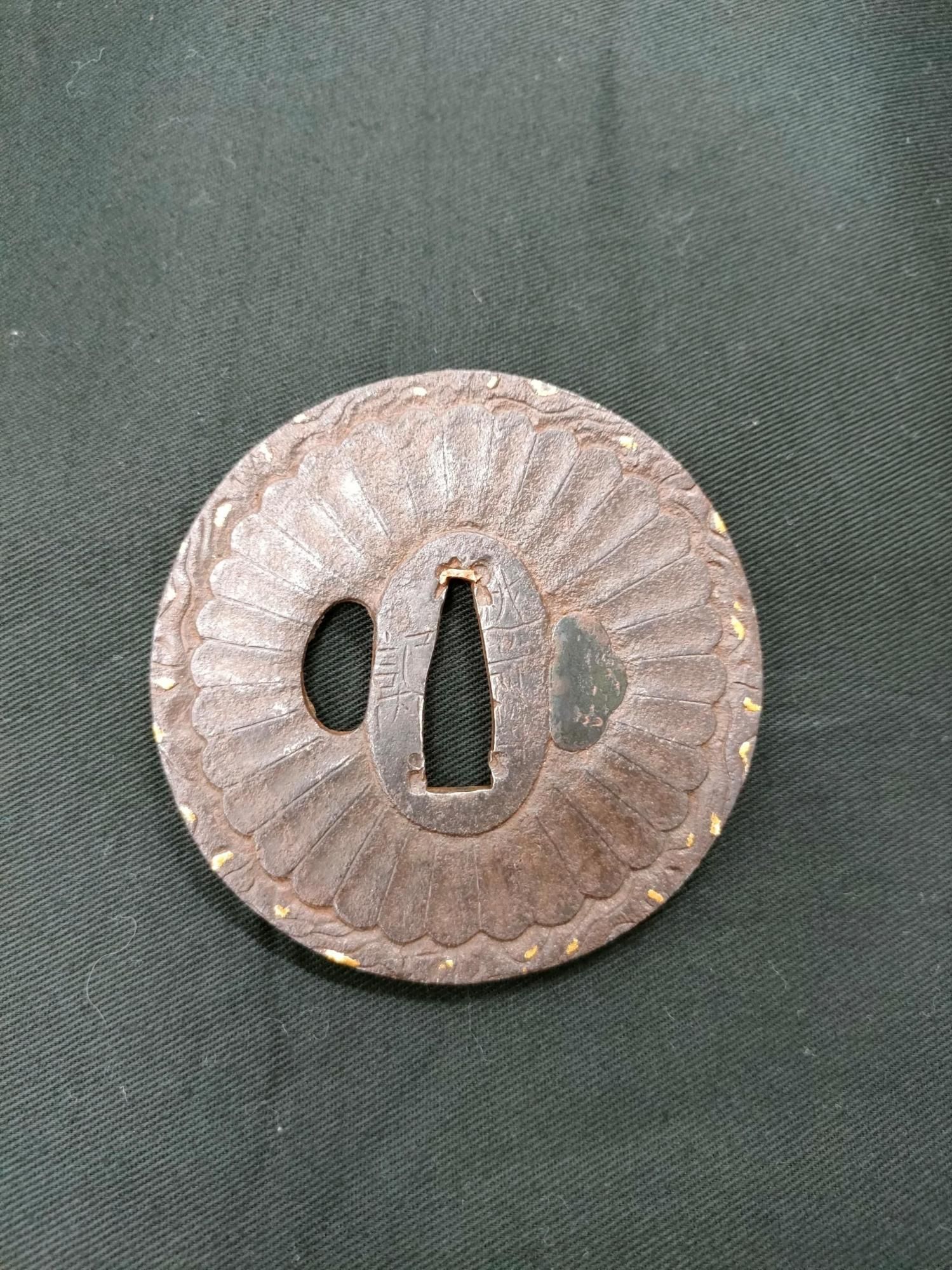 時代 鉄鍔 丸形菊花図（18） - 日本刀｜刀剣や居合道着の通販なら