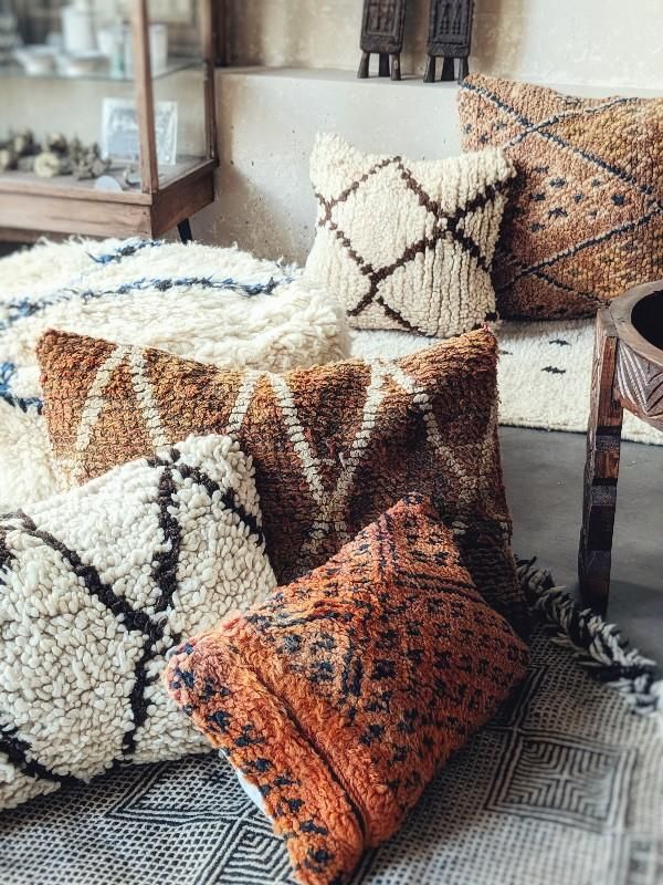 モロッコのヴィンテージラグを使用したクッションカバーBeni M'Guild