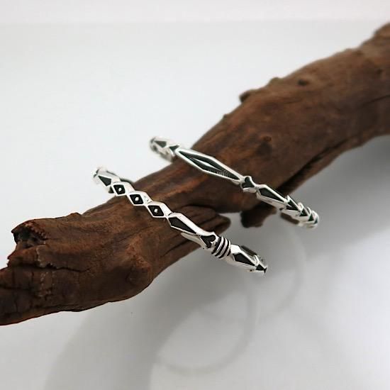 149mm】ハーフラウンドスタンプバングル By Jennifer Curtis