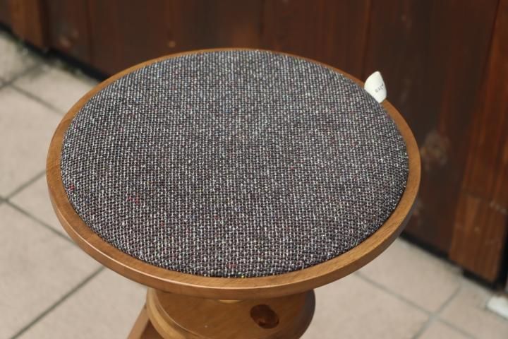 unico(ウニコ)のVOLTA(ボルタ) 回転スツールです。高さ調整も可能で