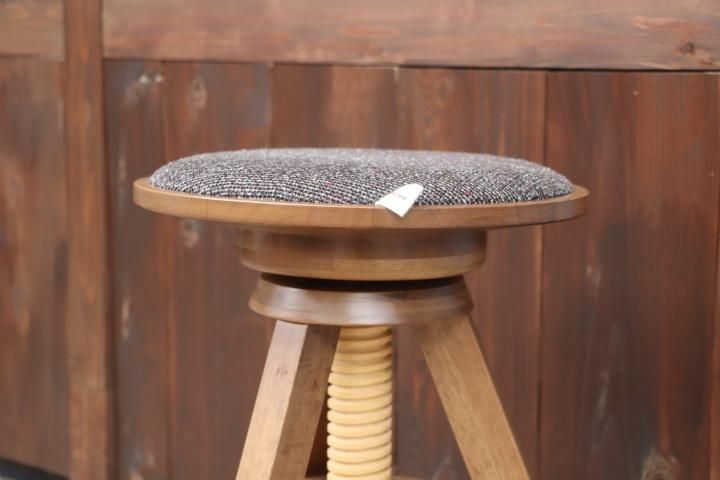 unico(ウニコ)のVOLTA(ボルタ) 回転スツールです。高さ調整も可能で