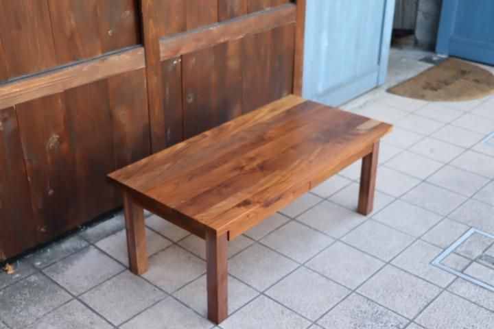 無印良品(MUJI)のウォールナット無垢材 ローテーブルです。落ち着いた