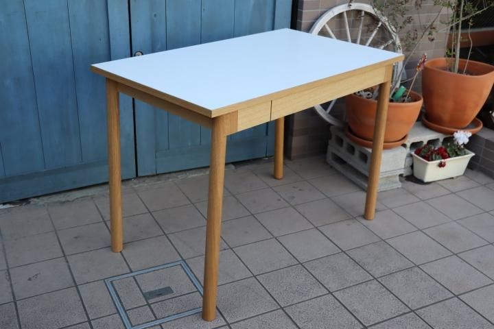 IDEE(イデー)のSTILT TABLE 1000 WHITE(スティルト テーブル)です