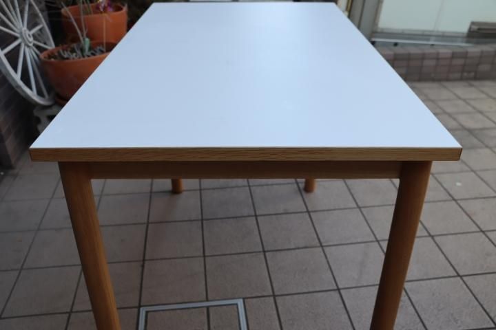 IDEE(イデー)のSTILT TABLE 1000 WHITE(スティルト テーブル)です