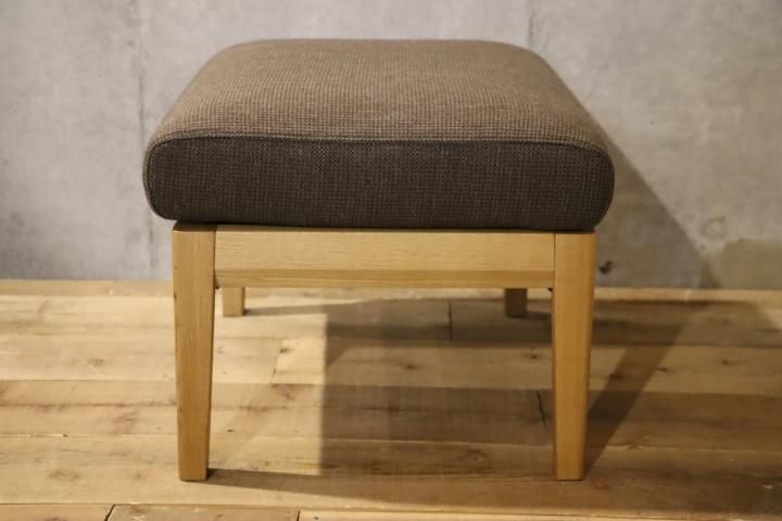 karimoku(カリモク家具) WU45 オーク材 オットマンです。北欧スタイル