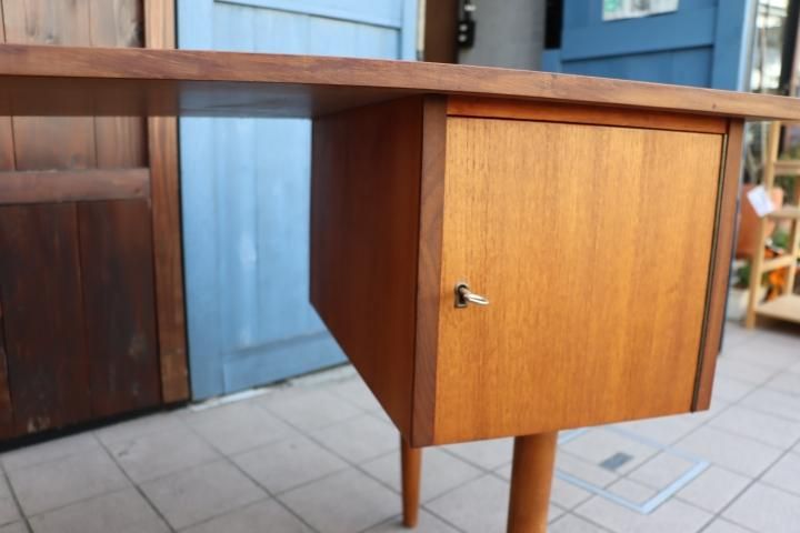 デンマーク製のチーク材を使用した両袖デスクです。北欧らしいシンプル