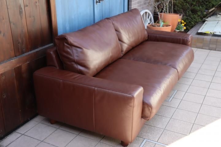 人気の無印良品(MUJI)のフェザーを使用した本革張り2.5シーター