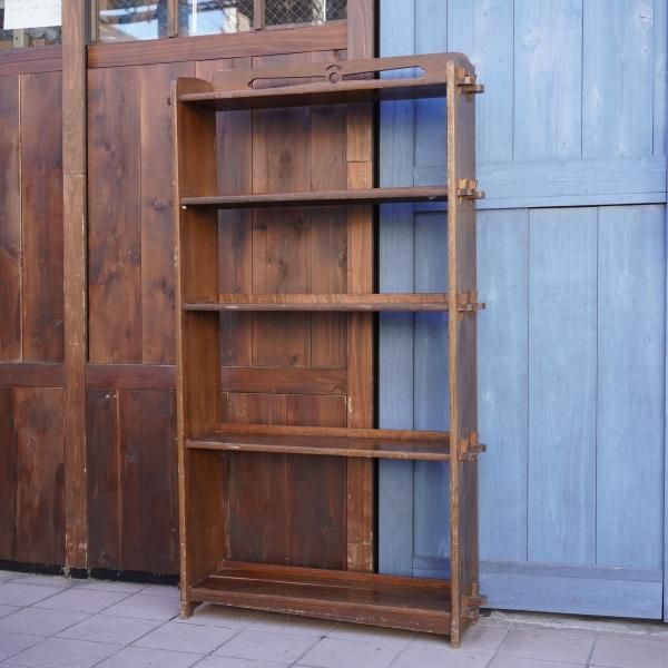 昭和レトロなヴィンテージ ブックシェルフです。使い込まれた風合いが