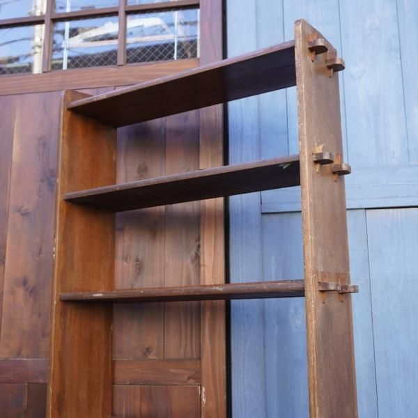 昭和レトロなヴィンテージ ブックシェルフです。使い込まれた風合いが