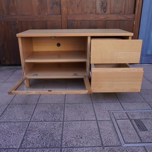 無印良品(MUJI)のタモ材 AVラック。シンプルなTVボードは圧迫感を感じ