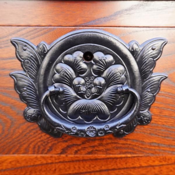 岩手の伝統工芸家具、岩谷堂箪笥 欅材を使用した漆塗り4段・5杯