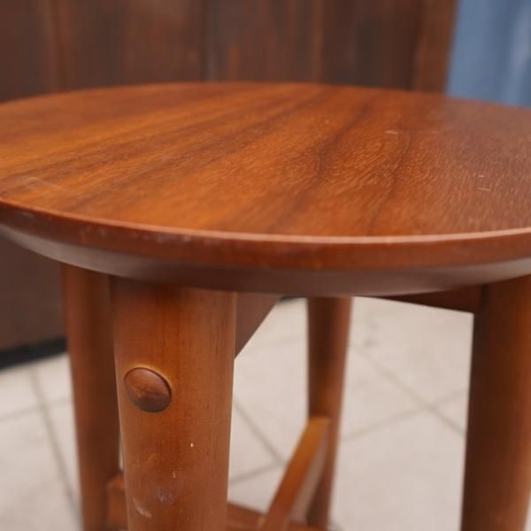 レトロなデザインのemo.(エモ)シリーズのドレッサー&スツール