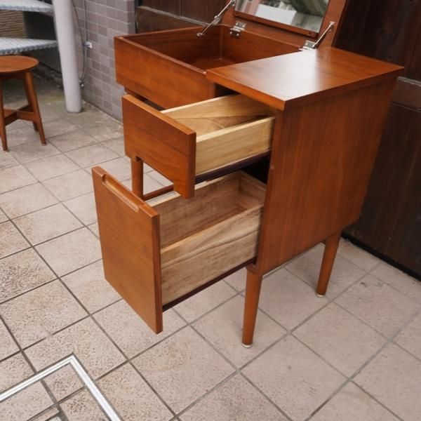 レトロなデザインのemo.(エモ)シリーズのドレッサー&スツール