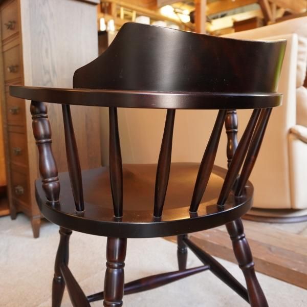 北海道民芸家具(HOKUMIN)のカバ無垢材を使用した、キャプテンチェア