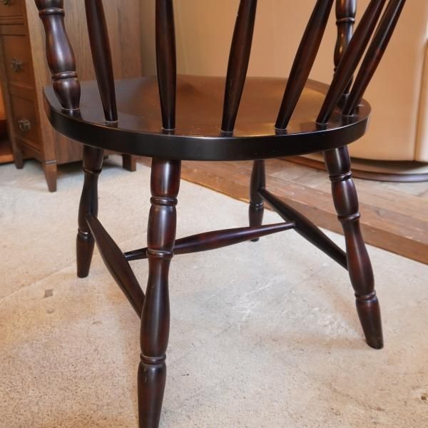 北海道民芸家具(HOKUMIN)のカバ無垢材を使用した、キャプテンチェア