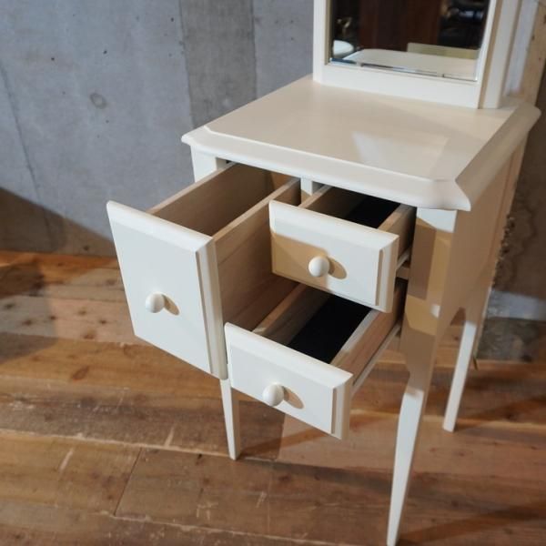 Francfranc(フランフラン)の白を基調とした可愛らしいリリオドレッサー