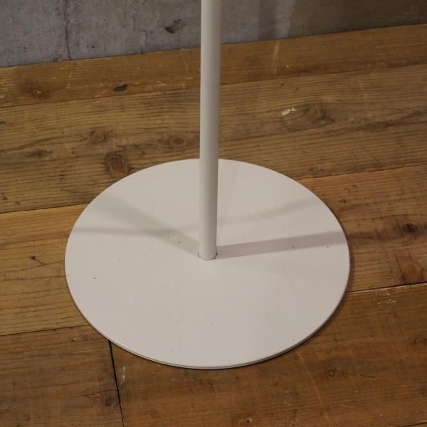 人気の無印良品(MUJI)よりLED アルミフロアライトです。高さや角度が