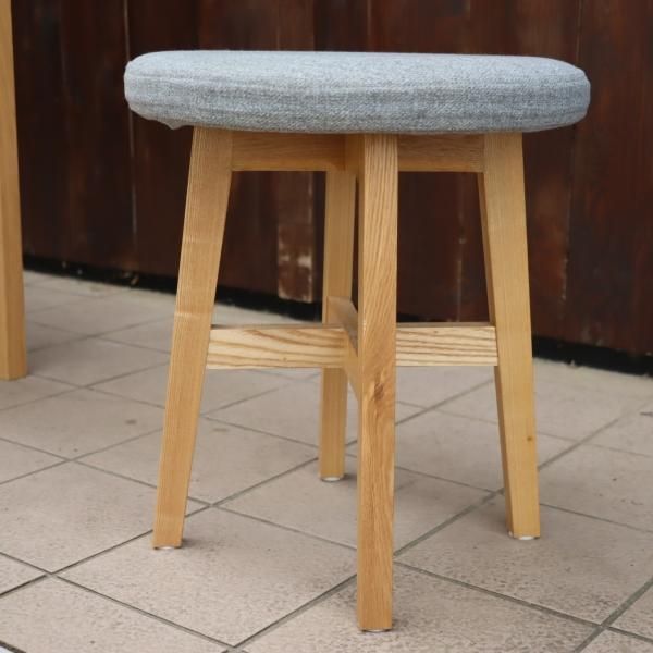 unico(ウニコ)の CLARUS-mini(クラルスミニ) アッシュ材 スツールです