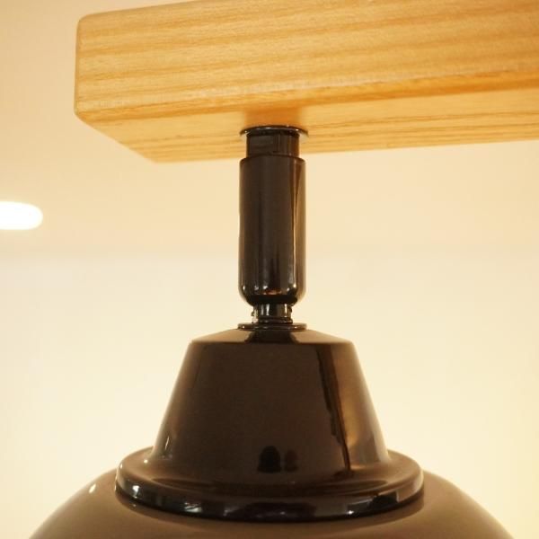 unico(ウニコ)のGENDER WOOD ROD 4灯シーリングランプ。向きや角度が