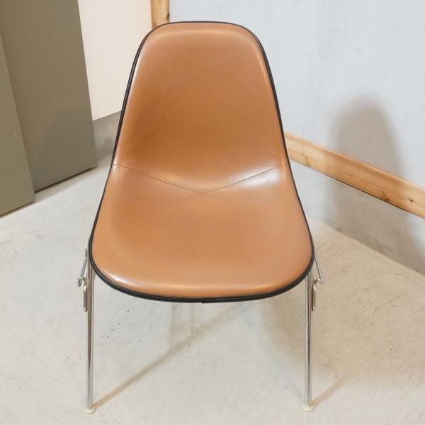 Hermanmiller(ハーマンミラー)社のイームズ スタッキングベース サイド