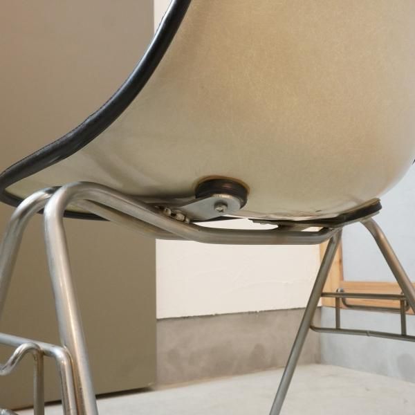 Hermanmiller(ハーマンミラー)社のイームズ スタッキングベース サイド