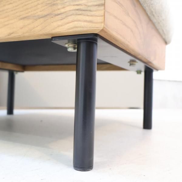 unico(ウニコ)のTREL(トレル)カバーリングオットマンです。脚には