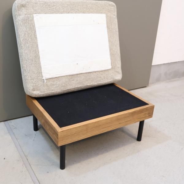 unico(ウニコ)のTREL(トレル)カバーリングオットマンです。脚には