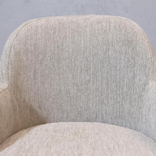 unico(ウニコ)のPIIVO(ピーヴォ) 回転式チェアです。丸みのある