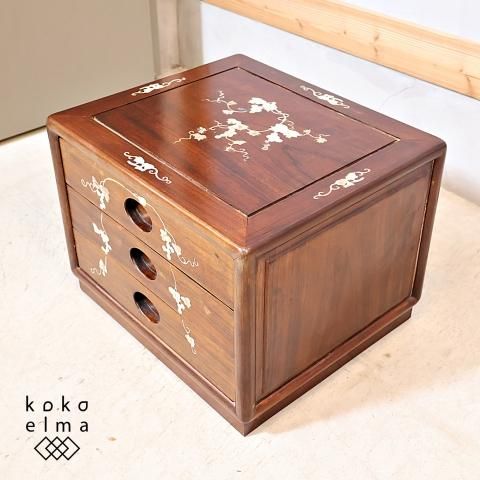 螺鈿細工が施されたアンティーク調の花梨材の卓上チェストです。葉の