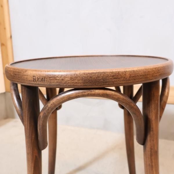 TON(トン)のNO.60 ベントウッドスツール。座面にカゴメ編みの彫刻した