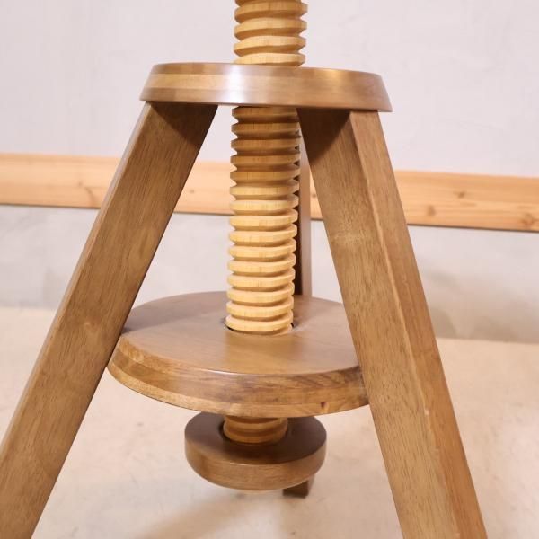 unico(ウニコ)のVOLTA(ボルタ) 回転スツールです。高さ調整も可能で天