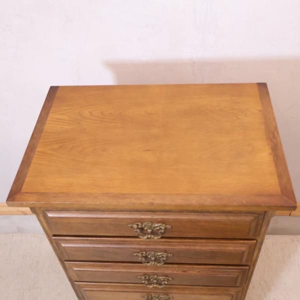 karimoku(カリモク家具)のオーク材 7段チェスト。アンティーク調の