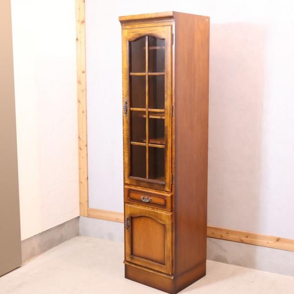 Karimoku(カリモク)の人気シリーズCOLONIAL(コロニアル)の食器棚です