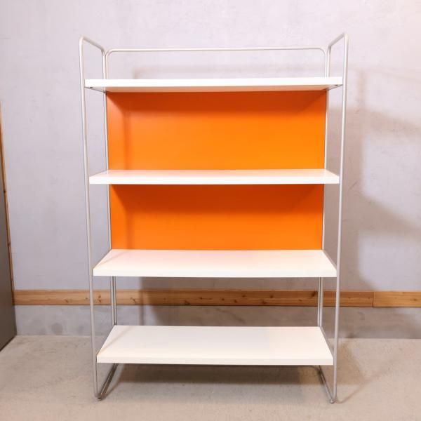 ビビットなオレンジカラーが目を引くオープンシェルフです。無機質な