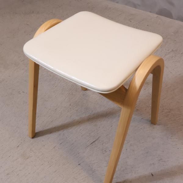 剣持勇デザインの秋田木工 No.202 スタッキングスツールです。曲木を