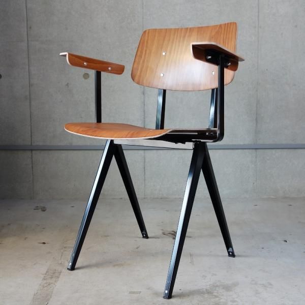 GMGK465B○レオナルド アームチェア ブラック スイス デザイナーズ家具