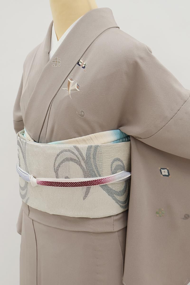 銀座【B-4101】単衣 繍一ッ紋 付下げ 桜鼠色 宝尽くし文（ゑり善扱い