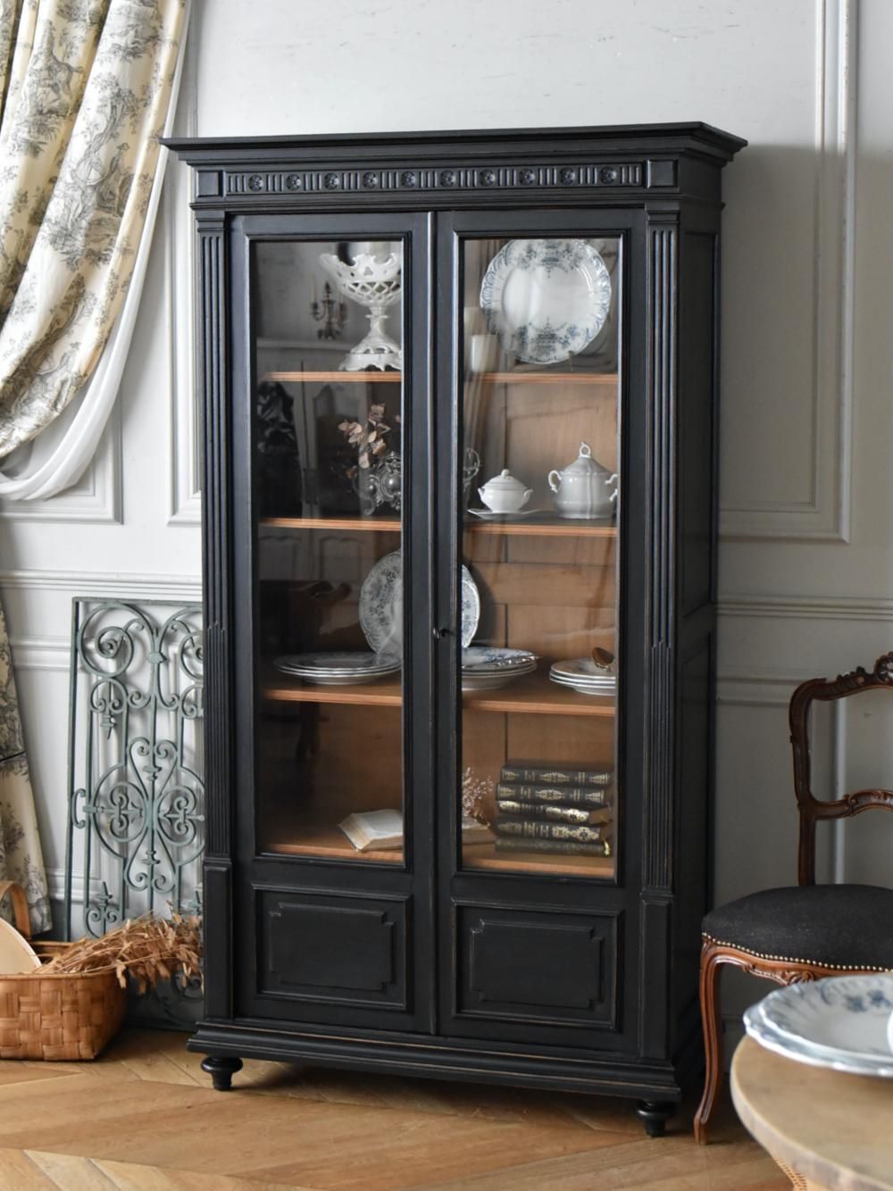 ガラスキャビネット.Black フレンチショーケース 食器棚