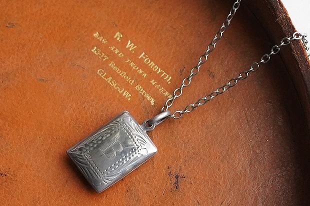 ロケットペンダントトップ「B」/フランス- アンティーク雑貨・セレクト