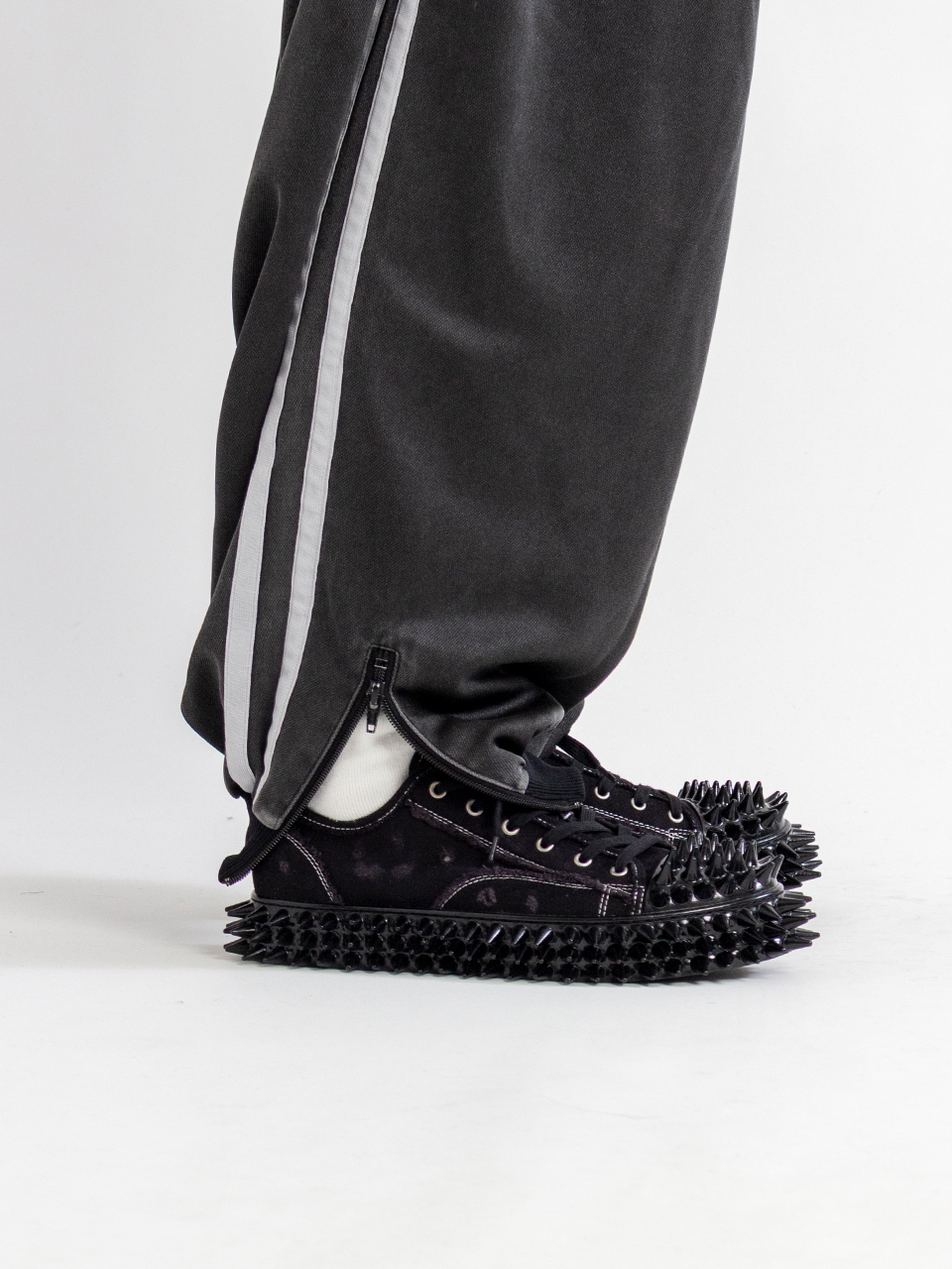 FADED BLACK TRACK PANTS-フェイデッドブラックトラックパンツ-doublet