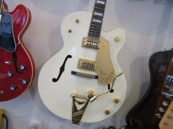 GRETSCH G7593 WHITE FALCON ホワイト／ゴールドを基調にしたデザイン